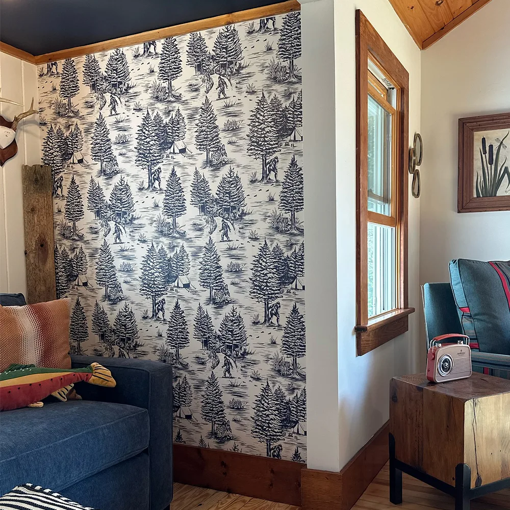 Bigfoot toile wallpaper in a cabin.