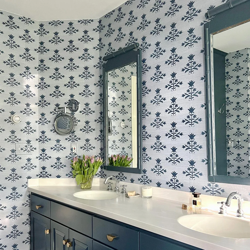 Tulip faux grasscloth wallpaper in a bathroom.