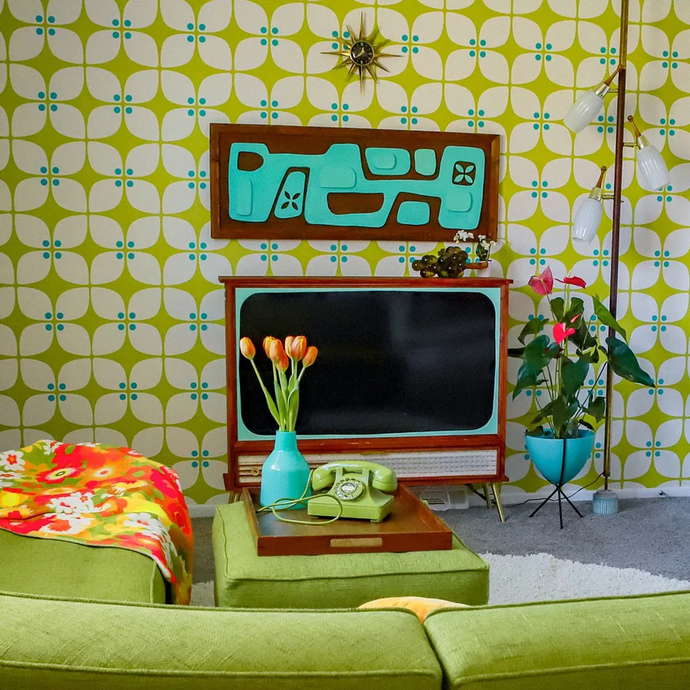 Living room with Square Chartreuse Mod wallpaper.