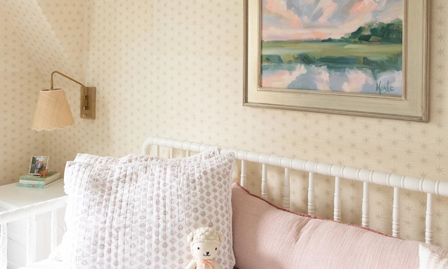 Kids room with neutral star grasscloth wallpaper.